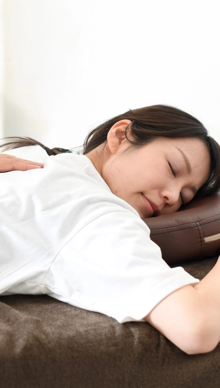 気持ちよく施術を受ける女性
