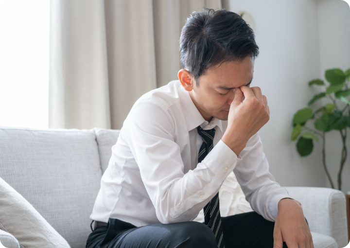 膝関節痛で悩む女性