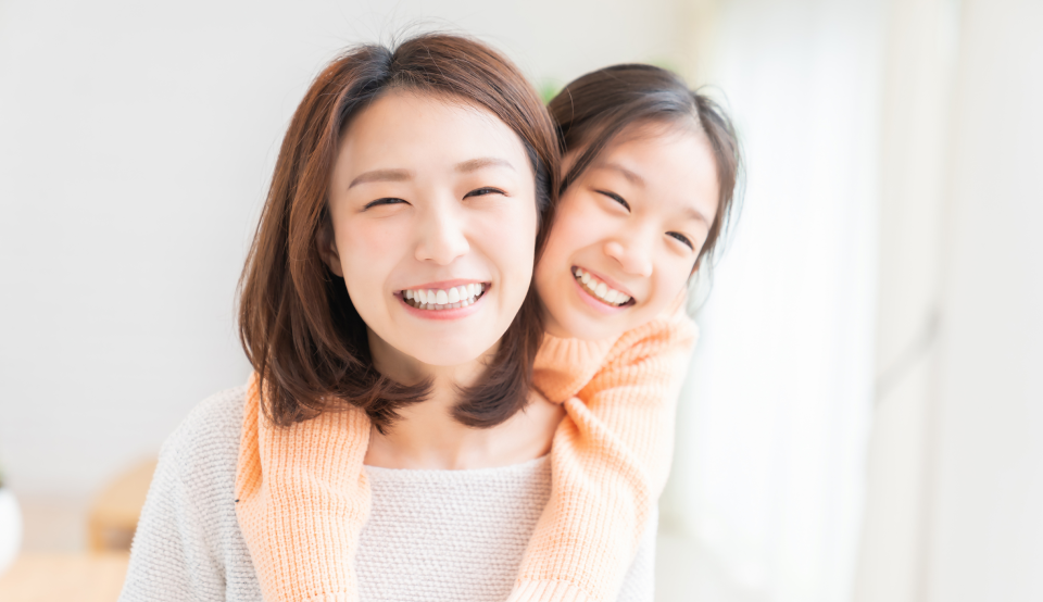 笑顔の親子の写真