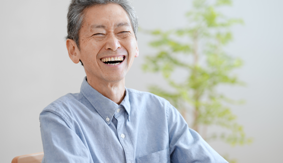笑顔の中年男性の写真