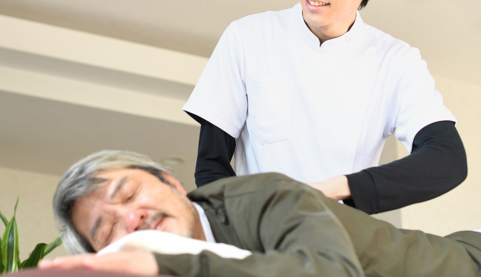 施術中の男性の写真