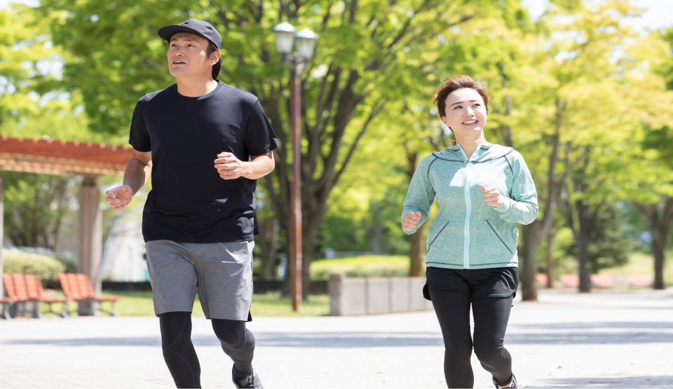 ランニングしている男女の写真