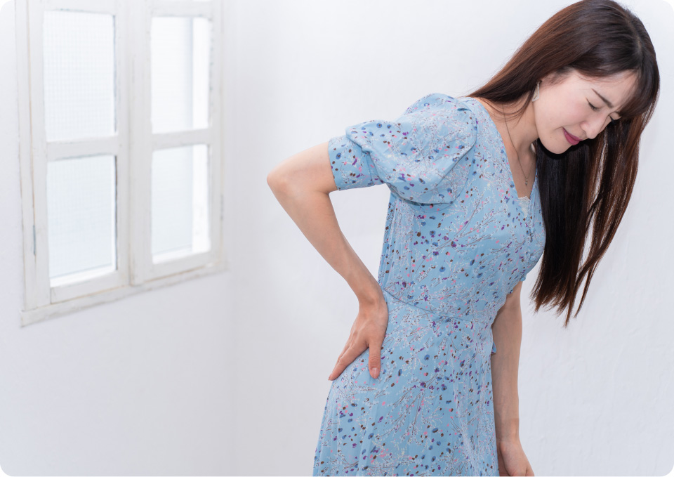 腰痛を抱える女性