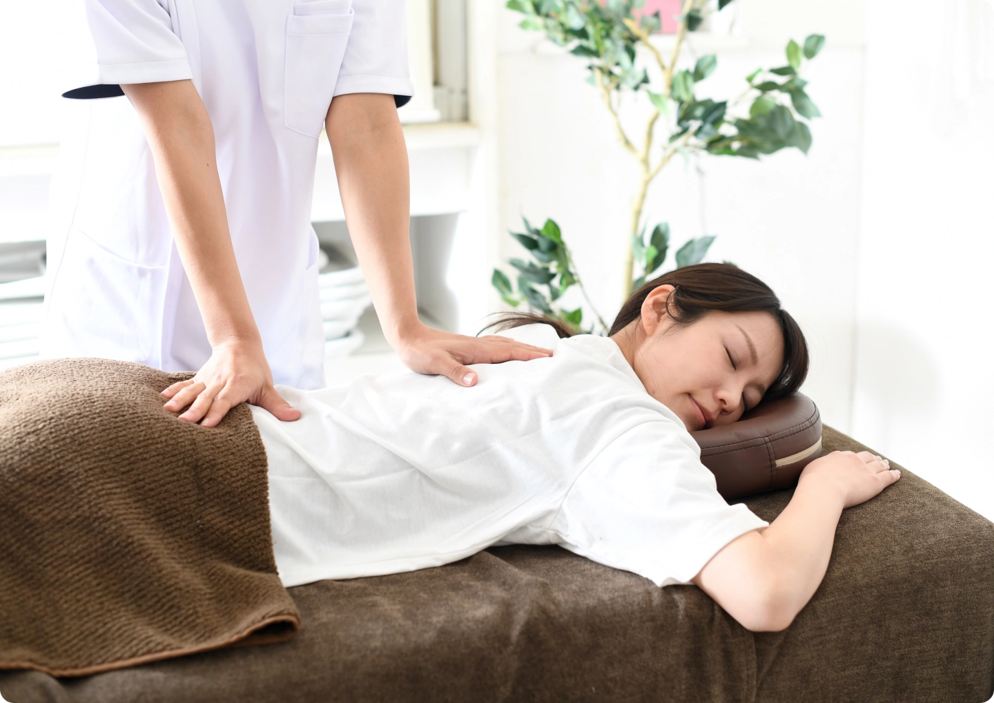 気持ちよく施術を受ける女性